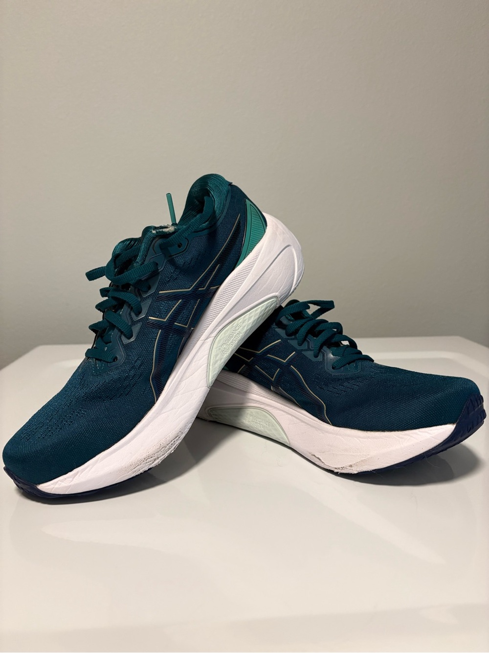 Women’s ASICS Gel Kayano 30 Shoes size 9 Green